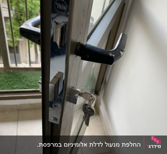 מנעול דלת עם מפתח תקוע, ידית שחורה